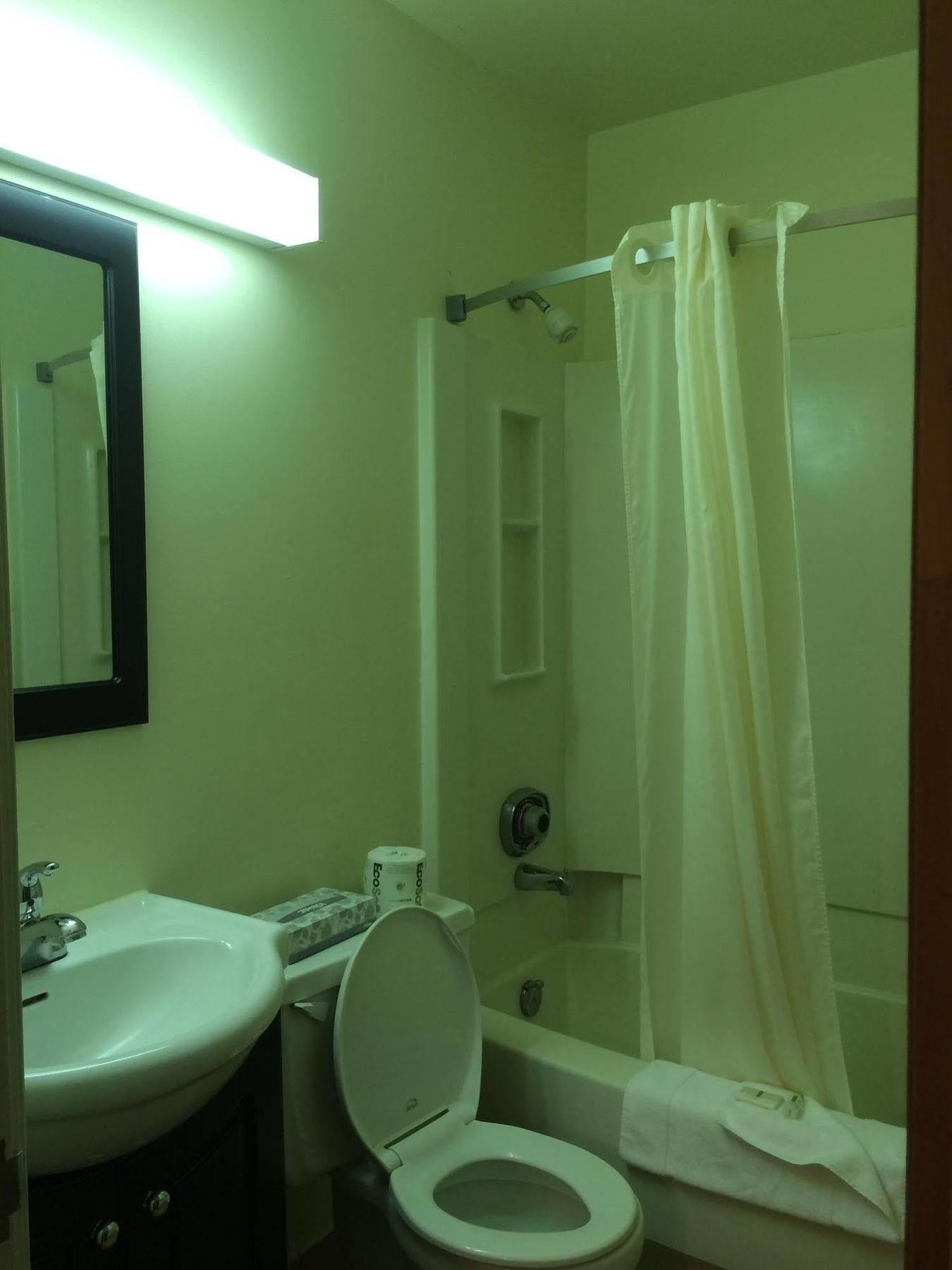 Canadian Motor Hotel Су-Сент-Мари Экстерьер фото